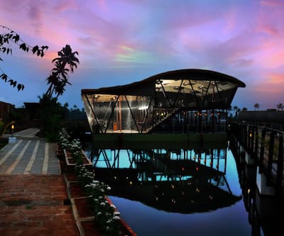 https://imgcld.yatra.com/ytimages/image/upload/t_hotel_yatra_city_desktop/v1432149844/Domestic Hotels/Hotels_Cochin/Aquatic The Floating Resort/Restaurant.jpg